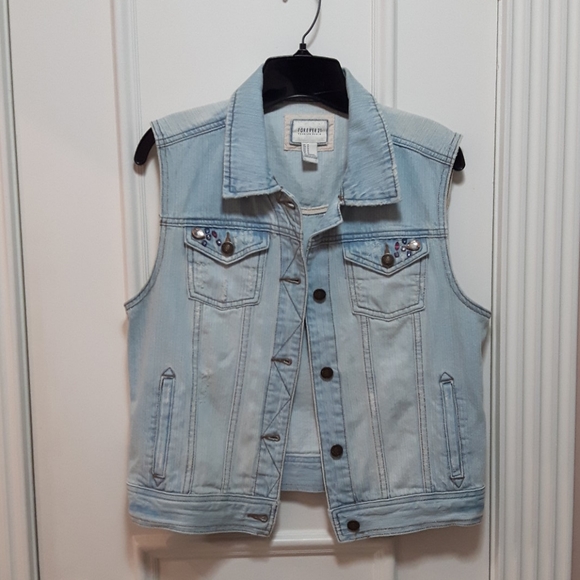 🛍️ Lightwash jean vest with jewels - Picture 2 of 5